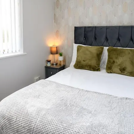 Stylish Two-bed House With Parking * Birmingham