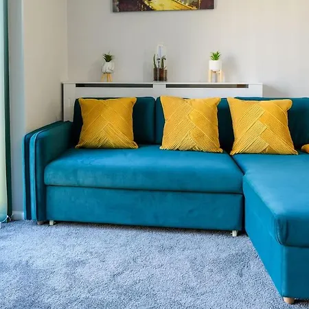 Stylish Two-bed House With Parking Birmingham