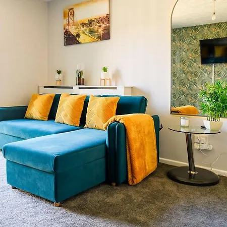 Stylish Two-bed House With Parking *