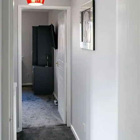 Stylish Two-bed House With Parking *