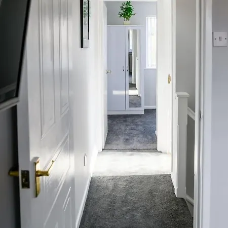 Stylish Two-bed House With Parking