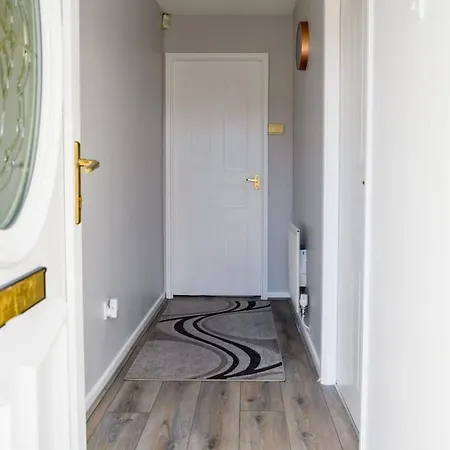 Hébergement de vacances Stylish Two-bed House With Parking *