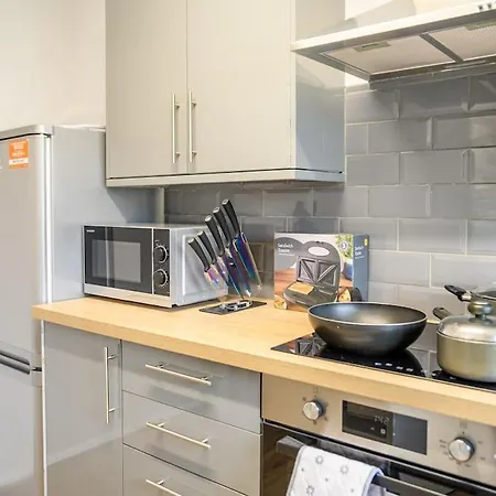 Stylish Two-bed House With Parking *
